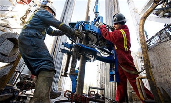 加拿大油田工人作業 加拿大油田工人作業