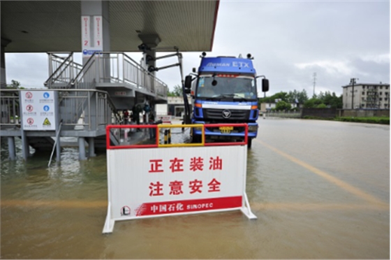 南方中石化儲(chǔ)油庫(kù)出現(xiàn)內(nèi)澇情況20160707 南方中石化儲(chǔ)油庫(kù)出現(xiàn)內(nèi)澇情況20160707