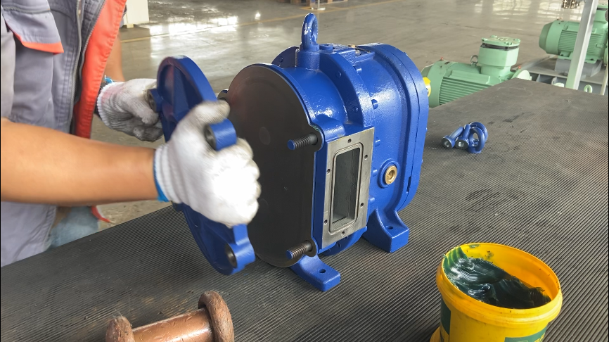 填入密封圈，裝外襯板，泵蓋，對角扭緊快裝螺絲